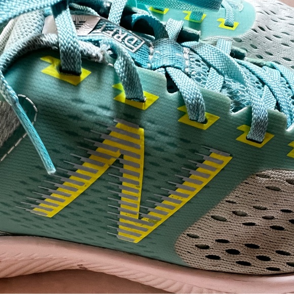 Ladies Mint Green Nike - Picture 2 of 10